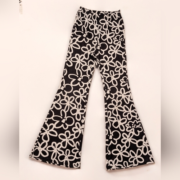 SHEIN Other - 🌼 Black & White Floral Flare Pants | Girls 8–9Y